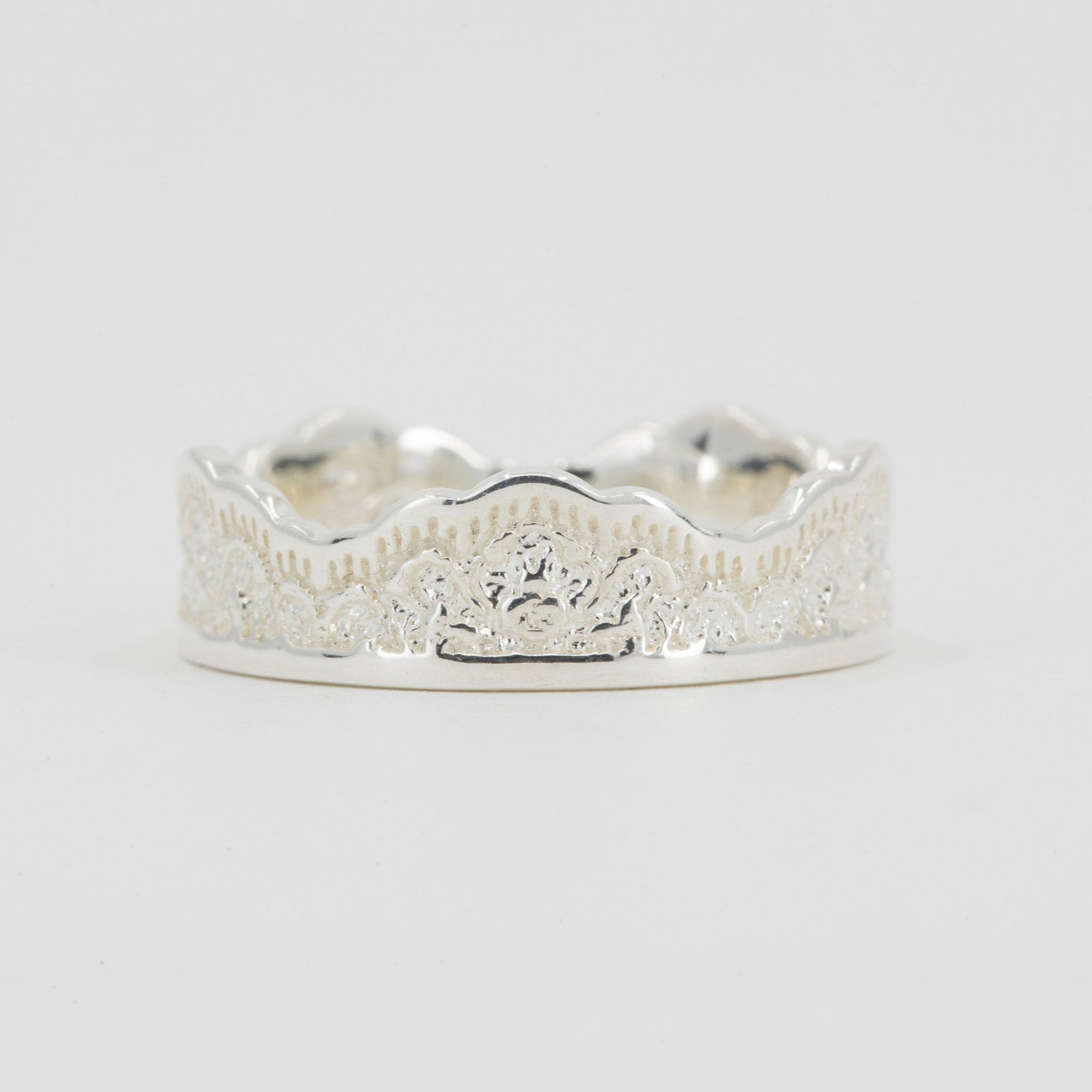 Aksana Lace Crown Wedding Ring in Silver