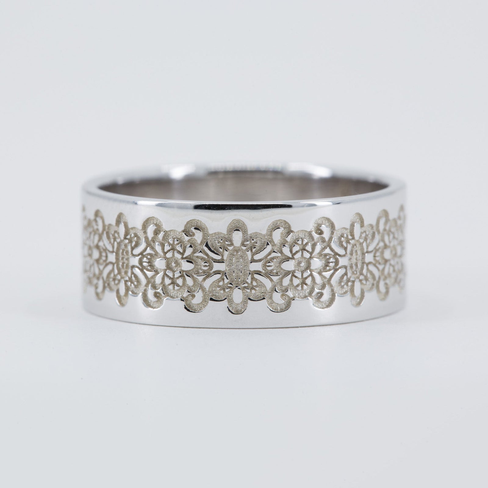 Mika Lace Classic Wedding Ring in 14K Yellow Gold