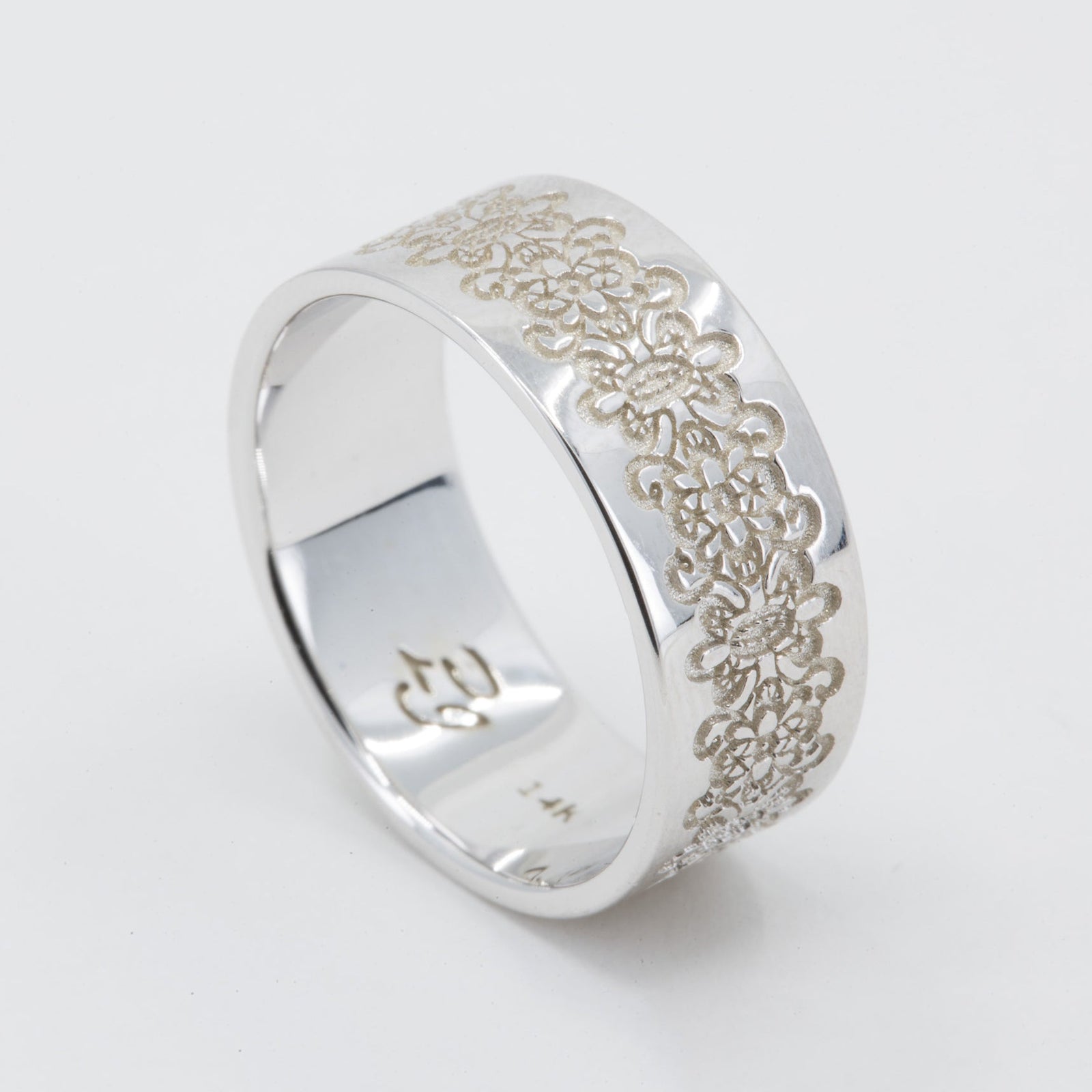Mika Lace Classic Wedding Ring in 14K Yellow Gold – view 2