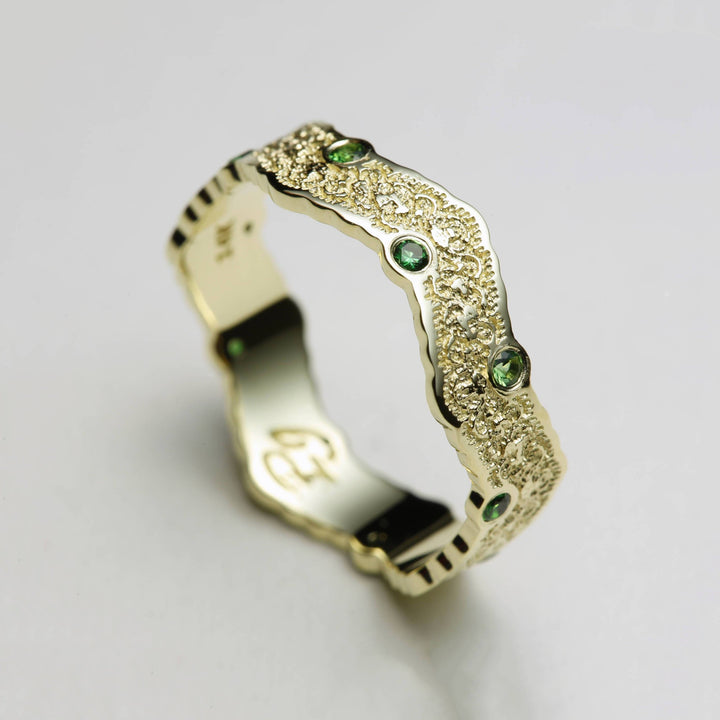 14K Yellow Gold Lace Wedding Band with Green Tourmaline - Size 7.5