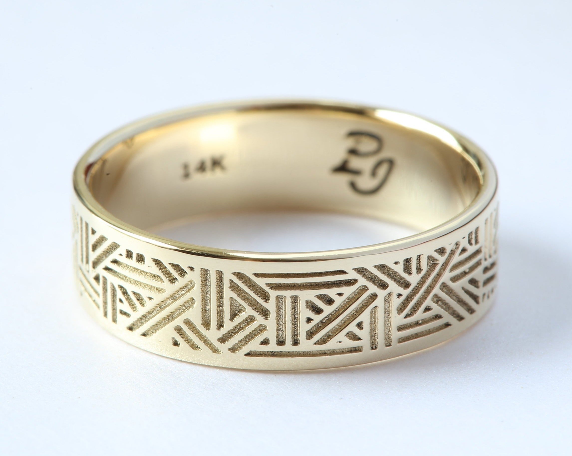 Unique Men's Wedding Band with Engraved Geometric Pattern 18K